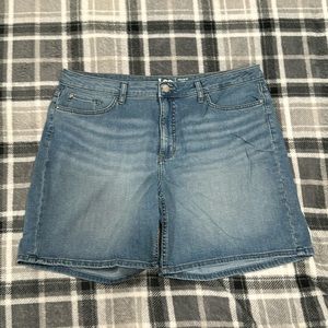 LEE Regular Fit Short Mid Rise Size 18M